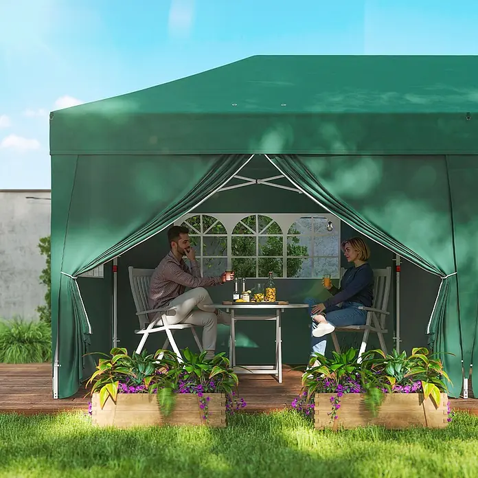 Outsunny Faltpavillon - Farbe Dach: Dunkelgrün - Grüner Pavillon mit zwei Personen, die drinnen auf einer Holzterasse entspannen, umgeben von Gras und Pflanzen.
