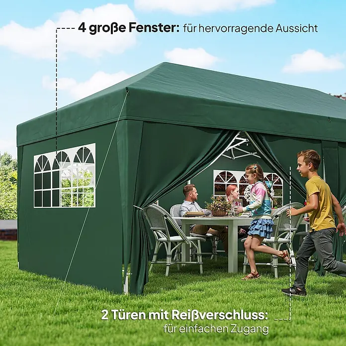 Outsunny Faltpavillon - Farbe Dach: Dunkelgrün - Dunkelgrünes Partyzelt mit 4 großen Fenstern und 2 Reißverschlusstüren auf Rasen, von einer Familie genutzt.