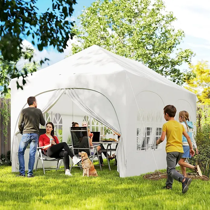 Outsunny Faltpavillon - Farbe Dach: Weiß - Weißes Partyzelt im Garten, bietet Schutz für ein Familientreffen mit Personen und einem Hund.