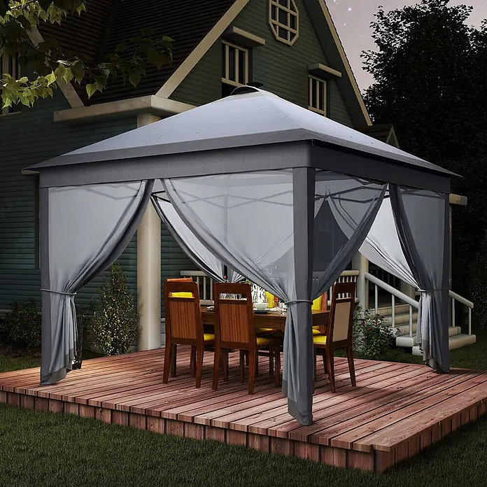 Outsunny Faltpavillon - B x T: 3,3 m x 330 cm, Farbe Dach: Grau - Dunkelgrauer Pavillon mit Moskitonetz und Vorhängen auf Holzdeck für abendliches Essen.
