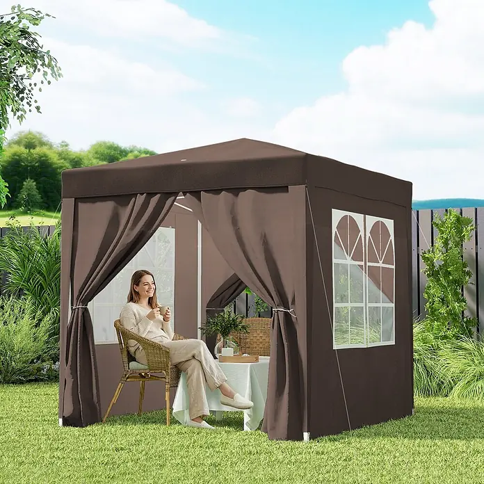 Outsunny Faltpavillon - B x T: 2 m x 200 cm, Farbe Dach: Braun - Brauner Stoffpavillon im Garten, spendet Schatten, mit einer Frau, die bequem an einem Tisch sitzt.