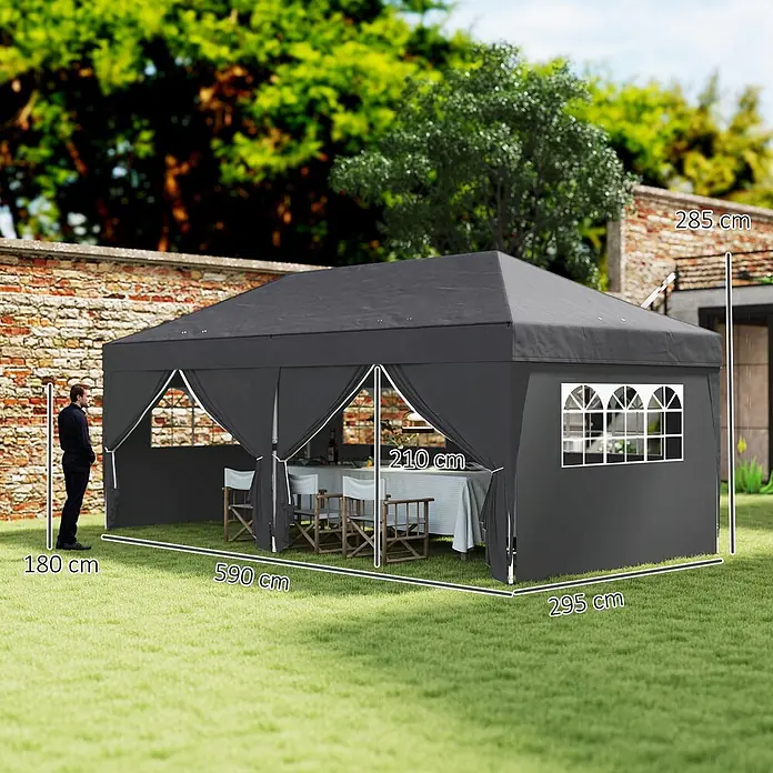Outsunny Faltpavillon - Farbe Dach: Schwarz - Dunkelgraues Partyzelt mit Klarsichtfenstern, Mann stehend, Tisch und Stühle innen. Maße sind angegeben.