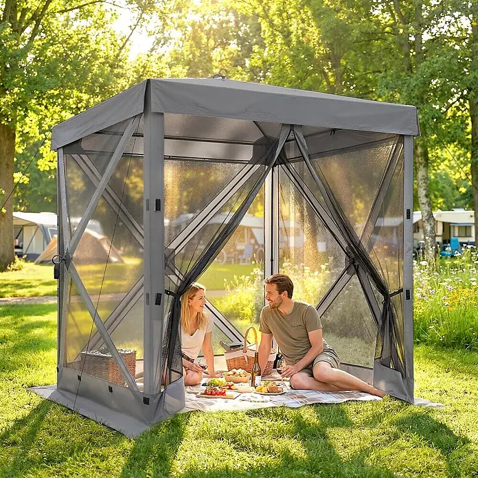 Outsunny Faltpavillon - Farbe Dach: Dunkelgrau - Graues Pop-up-Pavillon mit transparenten Seiten und Netztüren, aufgestellt im Freien mit einem picknickenden Paar.
