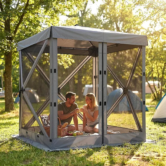 Outsunny Faltpavillon - Farbe Dach: Dunkelgrau - Graues Pop-Up-Screenhouse mit Netzseitenwänden, bietet Insektenschutz für ein picknickendes Paar auf einem Campingplatz.