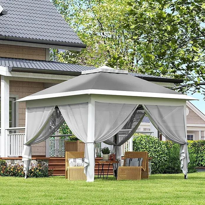 Outsunny Faltpavillon - Farbe Dach: Dunkelgrau - Ein grauer Outdoor-Pavillon mit weißem Gestell und durchsichtigen grauen Vorhängen, möbliert mit Korbstühlen, auf einer Wiese neben einem Haus.