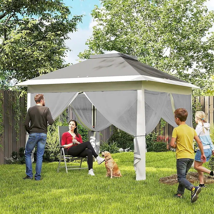 Outsunny Faltpavillon - Farbe Dach: Dunkelgrau - Ein grau-weißes Gartenpavillon spendet einer Familie Schatten, die im Garten entspannt und spielt.