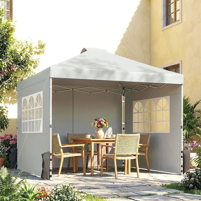Outsunny Faltpavillon - Farbe Dach: Hellgrau - Graues Pop-up-Pavillon mit Fenstern, auf einer Terrasse über einem Holztisch mit Stühlen aufgebaut, für Schatten und Essbereich im Freien.