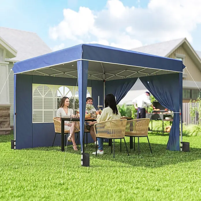 Outsunny Faltpavillon - Farbe Dach: Dunkelblau - Blaues Pop-up-Pavillon auf Rasen, spendet Schatten für Essende im Freien.
