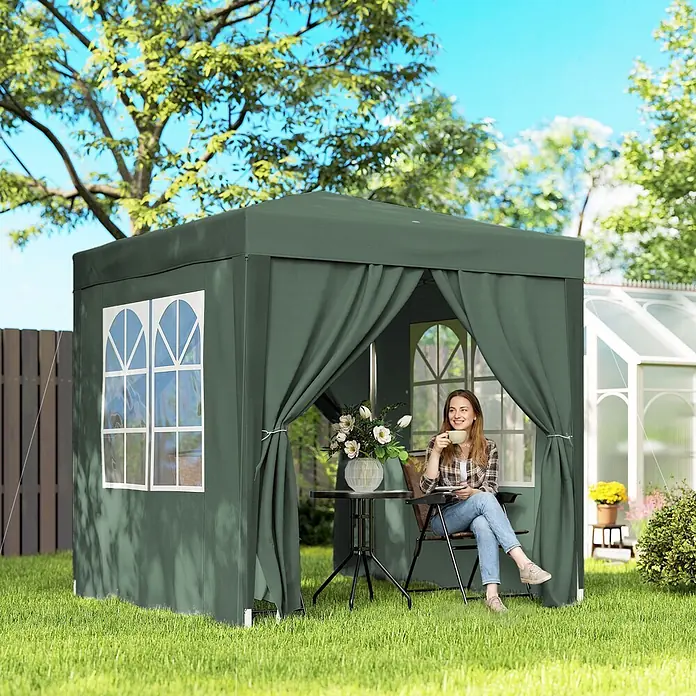 Outsunny Faltpavillon - B x T: 2 m x 200 cm, Farbe Dach: Grün - Grüner Stoffpavillon mit Bogenfenstern und drapiertem Eingang, in einem sonnigen Garten mit einer Person, die sich darin entspannt.
