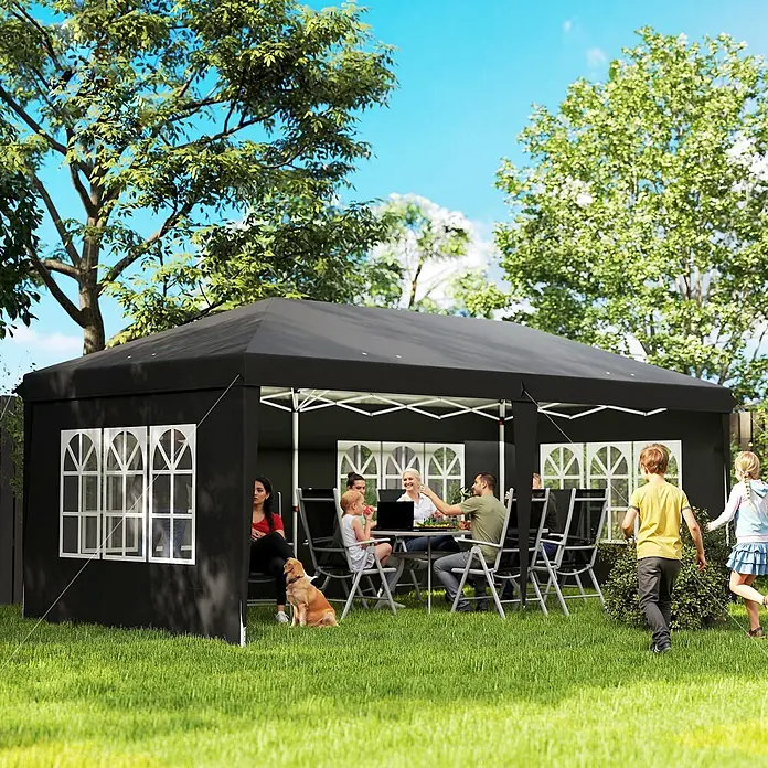 Outsunny Faltpavillon - Farbe Dach: Schwarz - Schwarzes Gartenzelt mit weißen Fenstern, genutzt von einer Familie für eine Gartenfeier.