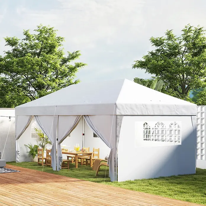 Outsunny Faltpavillon - Farbe Dach: Weiß - Weißes Outdoor-Pavillonzelt mit Seitenwänden, auf Rasen mit Esstisch und Stühlen aufgestellt.