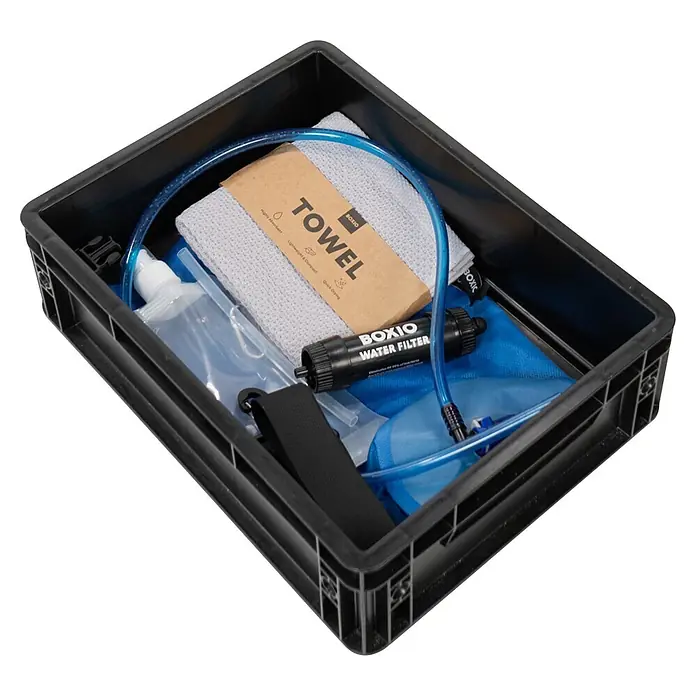 Boxio Eurobox Wash Up - L x B x H: 40 x 30 x 12 cm, Kunststoff - Schwarze Kiste mit grauem Handtuch, schwarzem Wasserfilter und blauen Wasseraufbereitungskomponenten.