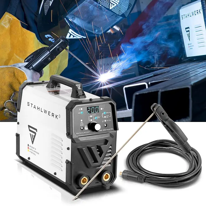STAHLWERK Elektrodenschweißgerät ARC 200 Puls Pro Vollausstattung -  - Weiß-schwarzes STAHLWERK ARC 200 PULS PRO Schweißgerät mit Elektrodenhalter und Kabel, im Einsatz mit Schweißer im Hintergrund.