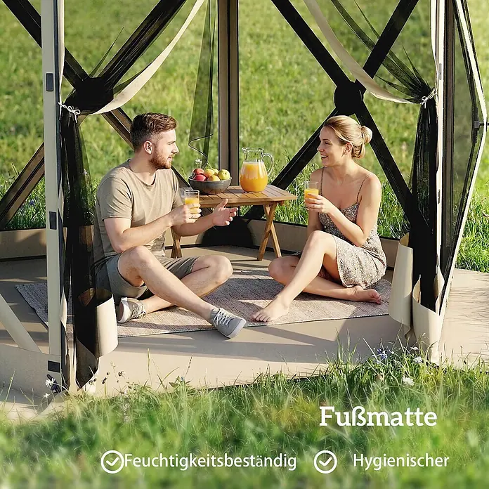 Outsunny Faltpavillon - Farbe Dach: Khaki - Ein Paar sitzt auf einer feuchtigkeitsbeständigen Fußmatte in einem Pavillon.
