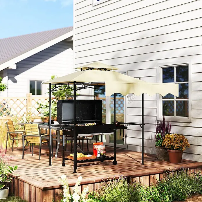 Outsunny Grillpavillon - Farbe Gestell: Schwarz, Metall - Schwarzer Grillpavillon mit beigem Dach schützt einen brennenden Grill auf einer Holzterrasse.