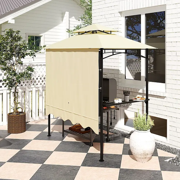 Outsunny Grillpavillon - Farbe Gestell: Schwarz, Metall - Beiges Outdoor-Grillpavillon mit zweistufigem Dach, schwarzem Metallrahmen und Seitenwänden, beherbergt einen Grill und Regale.