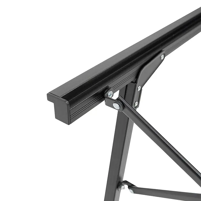 Boxio Campingtisch - L x B x H: 90 x 21 x 11,5 cm, Aluminium - Nahaufnahme eines schwarzen Metall-Klapprahmens mit sichtbaren Scharnieren, Schrauben und einer Endkappe.