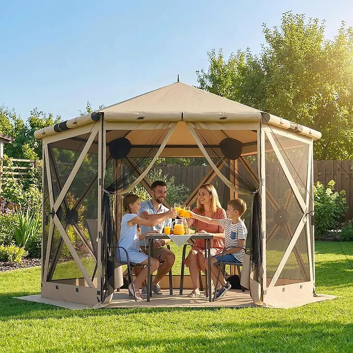 Outsunny Faltpavillon - Farbe Dach: Khaki - Beigefarbenes, hexagonales Pavillon mit Netzseiten, schützt eine Familie, die im sonnigen Garten Getränke genießt.