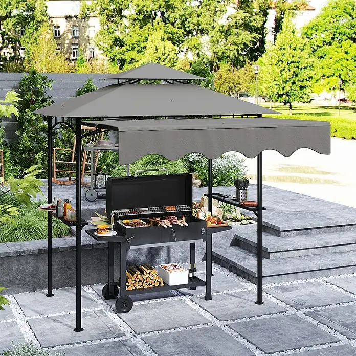 Outsunny Grillpavillon - Farbe Gestell: Grau, Metall - Grauer BBQ-Pavillon mit schwarzem Metallrahmen über einem schwarzen Holzkohlegrill, auf dem Speisen zubereitet werden, auf einer Terrasse.