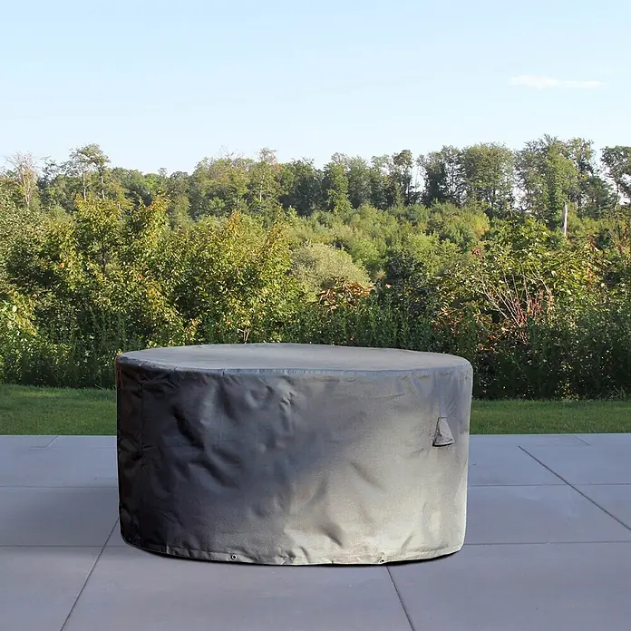 Mehr Garten Gartentisch-Schutzhülle - Grau - Dunkelgraue runde Abdeckung für Gartenmöbel auf einer Terrasse, schützt einen Gegenstand im Freien.