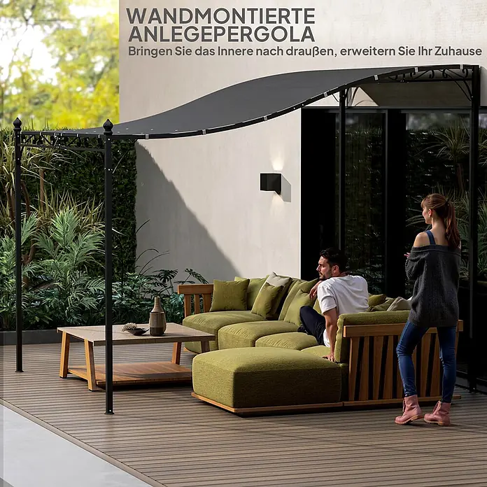 Outsunny Pergola - Farbe Gestell: Schwarz, Metall - Schwarze wandmontierte Anlegepergola mit dunkelgrauem Vordach, die Schatten über einem Outdoor-Loungebereich auf einer Holzterrasse spendet.