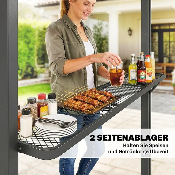 Outsunny Grillpavillon - Farbe Gestell: Dunkelgrau, Metall - Dunkelgraue Seitenablage aus Metallgitter, an einer Outdoor-Struktur befestigt, zum Abstellen von Speisen (Spieße, Teller) und Getränken. Eine Frau stellt ein Glas ab.