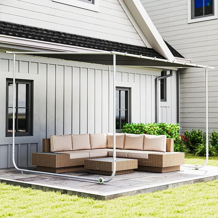 Outsunny Pergola - Farbe Gestell: Grau, Stahl - Weiße Terrassenüberdachung mit einziehbarer dunkler Markise, die Sonnenschutz über einer Outdoor-Sofagruppe auf einer gepflasterten Terrasse bietet.