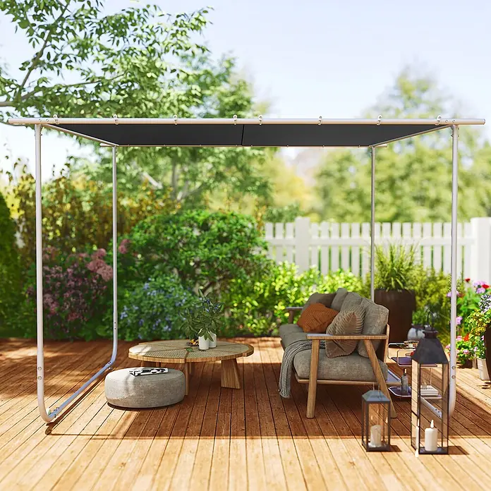 Outsunny Pergola - Farbe Gestell: Grau, Stahl - Outdoor-Vordach mit silbernem Metallrahmen und schwarzem Stoffdach, das Schatten über einem Sitzbereich auf der Holzterrasse spendet.
