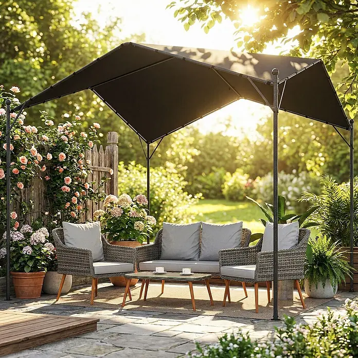 Outsunny Pergola - Farbe Gestell: Schwarz, Metall - Schwarzes Outdoor-Pavillon spendet Schatten über einer Terrassen-Sitzecke mit Korbmöbeln und Pflanzen.