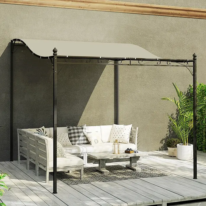 Outsunny Pergola - Farbe Gestell: Schwarz, Metall - Schwarze Metallpergola mit beigefarbenem, ausziehbarem Dach, die Schatten über ein Outdoor-Holzsofa und einen Couchtisch auf einem Deck spendet.