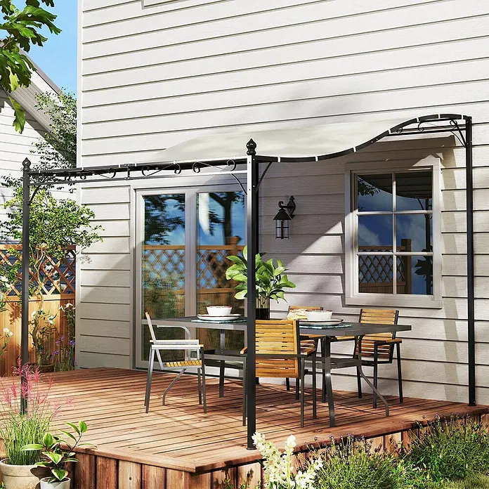 Outsunny Pergola - Farbe Gestell: Schwarz, Metall - Schwarze Metallpergola mit weißem ausziehbarem Sonnensegel über einem Esstisch auf einer Holzterrasse.