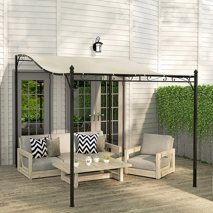 Outsunny Pergola - Farbe Gestell: Schwarz, Metall - Schwarzes Metallpavillon mit cremefarbener Plane, das eine Sofagarnitur auf einer Holzterrasse beschattet.