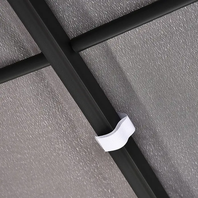Outsunny Pergola - Farbe Gestell: Schwarz, Metall - Schwarze Metallstangen unter grauem Netzstoff, mit weißem Klettverschlussband befestigt.