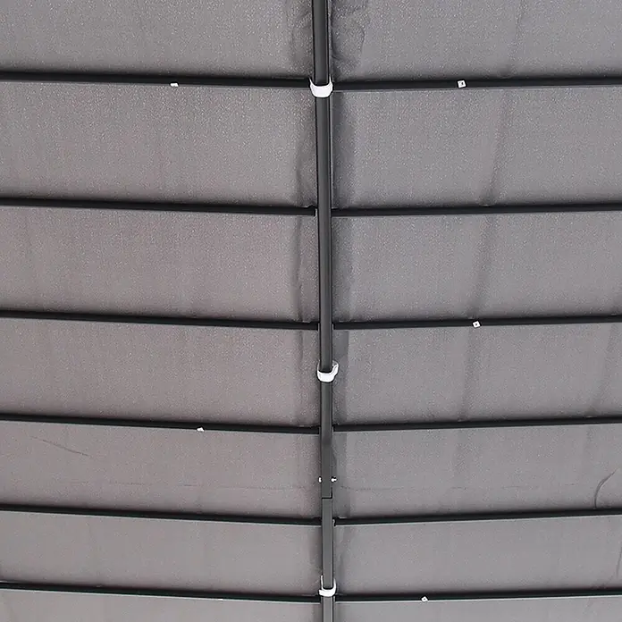 Outsunny Pergola - Farbe Gestell: Schwarz, Metall - Blick von unten auf ein graues Stoffdach mit dunklen Metallstützstangen.