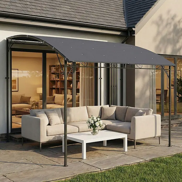 Outsunny Pergola - Farbe Gestell: Schwarz, Metall - Dunkelgraue Metallpergola mit passendem Stoffdach, spendet Schatten über einer L-förmigen Outdoor-Sofa-Gruppe und Couchtisch auf einer Terrasse am Haus.