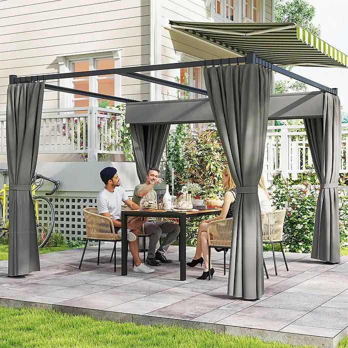 Outsunny Pergola - Farbe Gestell: Schwarz, Metall - Dunkelgraue Pergola mit Vorhängen auf einer Terrasse, mit Personen, die im Freien vor einem Haus speisen.