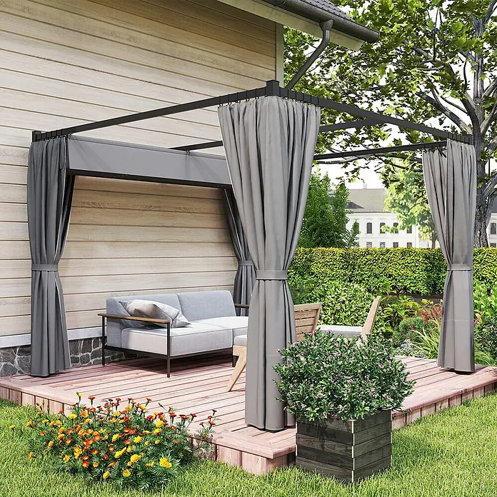 Outsunny Pergola - Farbe Gestell: Schwarz, Metall - Pergola mit schwarzem Metallrahmen und grauen Vorhängen auf einer Holzterrasse, die einen Sitzbereich im Freien am Haus schafft.