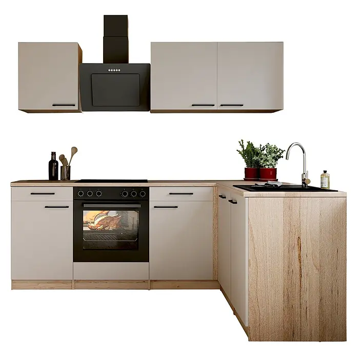 Respekta Winkelküche Merle - B x L: 220 x 172 cm, Kaschmir, Mit Elektrogeräten - L-förmige Küchenzeile mit beigefarbenen Schränken, Holztheken, schwarzen Geräten (Ofen, Kochfeld, Dunstabzug, Spüle). Im Ofen brät ein Hähnchen.