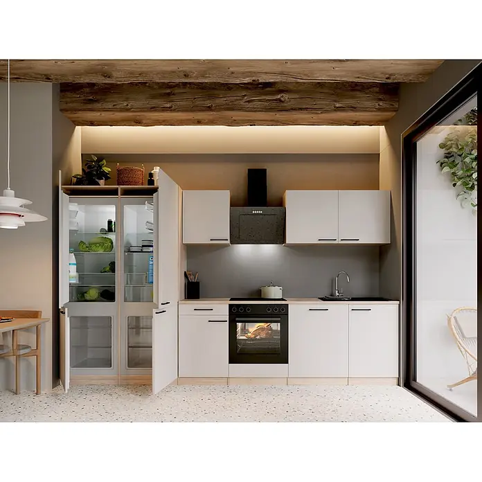 Respekta Küchenzeile Merle - Breite: 340 cm, Kaschmir, Mit Elektrogeräten - Moderne Küche mit weißen Schränken, heller Holzplatte, offenem Kühlschrank und Backofen mit Brathähnchen.