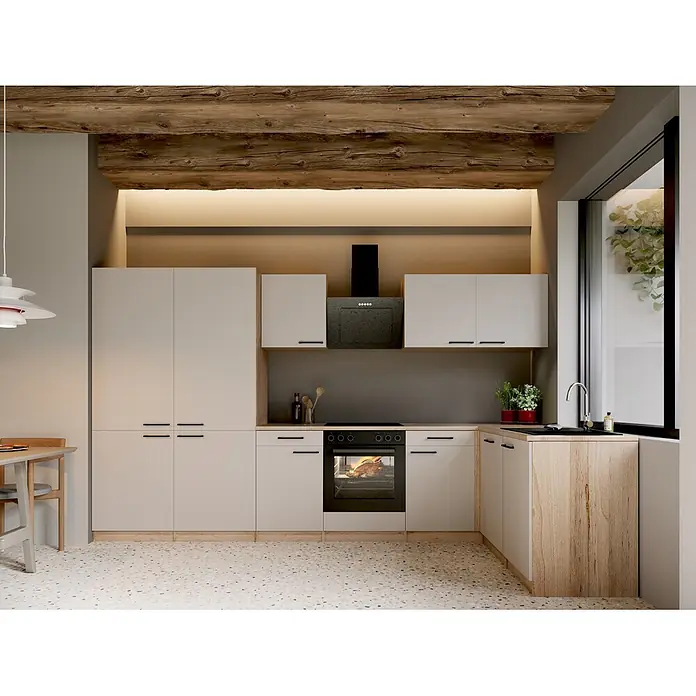 Respekta Winkelküche Merle - B x L: 340 x 172 cm, Kaschmir, Mit Elektrogeräten - Moderne Küche mit hellbeigen Schränken, Holzarbeitsplatten und rustikalem Deckenbalken. Mit Backofen, Kochfeld und Spüle.