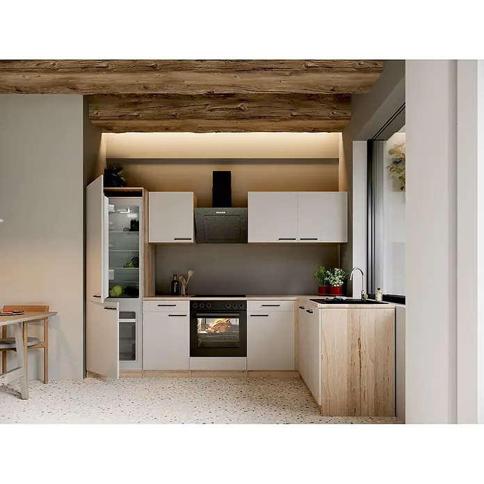 Respekta Winkelküche Merle - B x L: 280 x 172 cm, Kaschmir, Mit Elektrogeräten - Moderne Küche mit hellen Schränken, Holzelementen und schwarzen Geräten, mit offenem Kühlschrank und Ofen mit Brathähnchen.