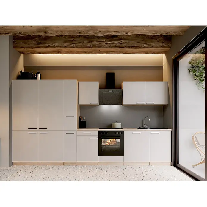 Respekta Küchenzeile Merle - Breite: 370 cm, Kaschmir, Mit Elektrogeräten - Moderne hellgraue Küche mit Holzarbeitsplatte. Enthält Ofen mit Huhn, Kochfeld, Spüle und dunkelgrauer Dunstabzugshaube.