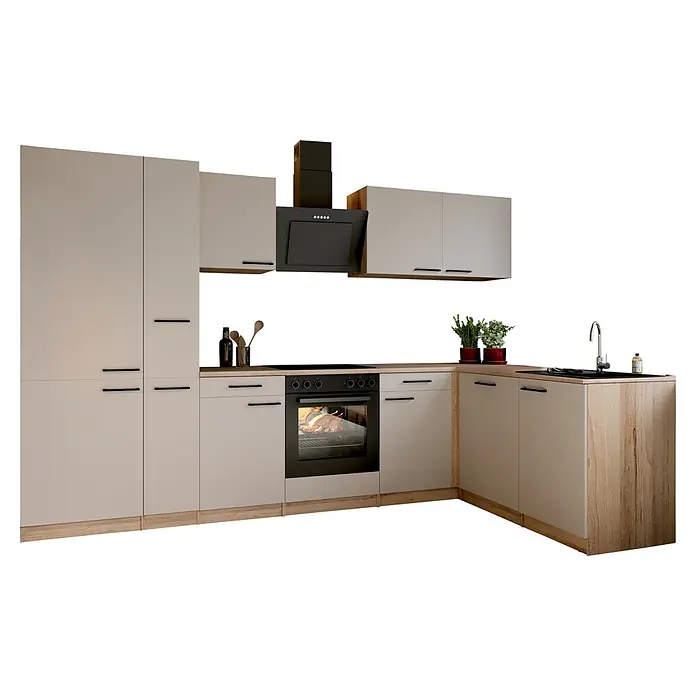 Respekta Winkelküche Merle - B x L: 310 x 172 cm, Kaschmir, Mit Elektrogeräten - L-förmige Küche mit hellbeigen Schränken, Holzarbeitsplatten, schwarzen Geräten und einem Ofen mit zubereitetem Essen.