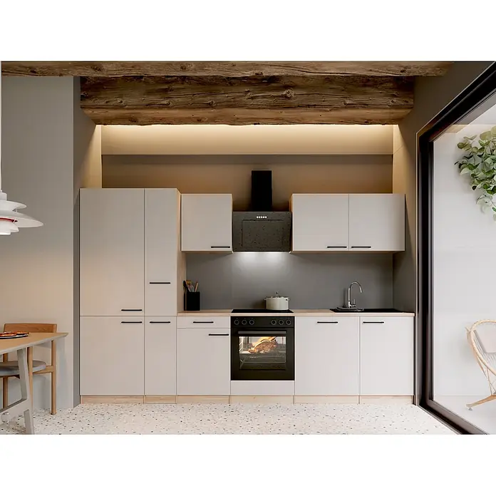 Respekta Küchenzeile Merle - Breite: 310 cm, Kaschmir, Mit Elektrogeräten - Moderne Küche mit hellen Schränken und integriertem Ofen, in dem Essen brät, unter einem rustikalen Holzbalken.