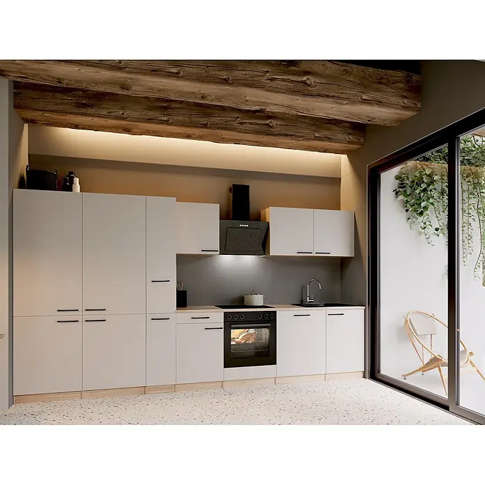 Respekta Küchenzeile Merle - Breite: 370 cm, Kaschmir, Mit Elektrogeräten - Moderne Küche mit hellgrauen Schränken, Holz-Arbeitsplatte, schwarzem Backofen, Kochfeld und Dunstabzugshaube. Beleuchtet durch Deckenlicht und Tageslicht.