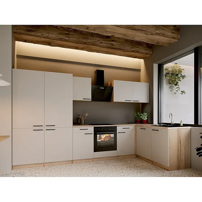 Respekta Winkelküche Merle - B x L: 340 x 172 cm, Kaschmir, Mit Elektrogeräten - Moderne Eckküche mit hellen Schränken, Holzdetails und schwarzen Geräten. Im Ofen wird Essen zubereitet.