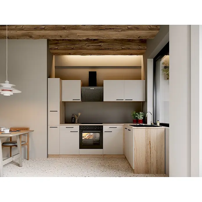 Respekta Winkelküche Merle - B x L: 250 x 172 cm, Kaschmir, Mit Elektrogeräten - Moderne Küche mit hellen Schränken, Holzdetails, Einbaubackofen und Essbereich, ergänzt durch einen rustikalen Holzdeckenbalken.