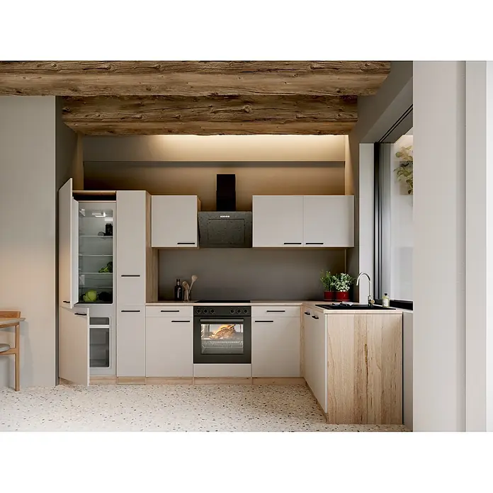 Respekta Winkelküche Merle - B x L: 310 x 172 cm, Kaschmir, Mit Elektrogeräten - Moderne Küche mit hellen Holz- und hellgrauen Schränken, eingebautem Ofen mit Hähnchen und offenem Kühlschrank, unter Holzbalken.