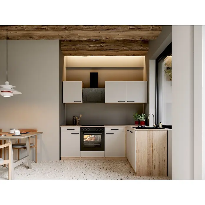 Respekta Winkelküche Merle - B x L: 220 x 172 cm, Kaschmir, Mit Elektrogeräten - Moderne Küche mit hellgrauen Schränken, Holz-Arbeitsplatten und integriertem Backofen, Kochfeld und Spüle. Ein Hähnchen backt im Ofen.