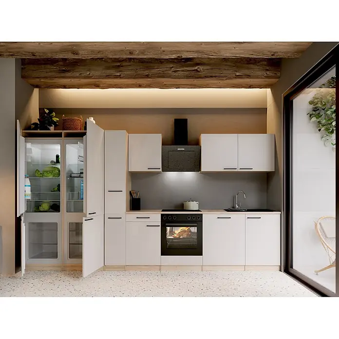 Respekta Küchenzeile Merle - Breite: 370 cm, Kaschmir, Mit Elektrogeräten - Moderne weiße Küche mit heller Holztheke, integrierten Geräten und offenem Kühlschrank. Rustikale Holzbalken oben.